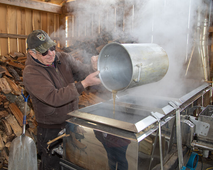Sap being poured.